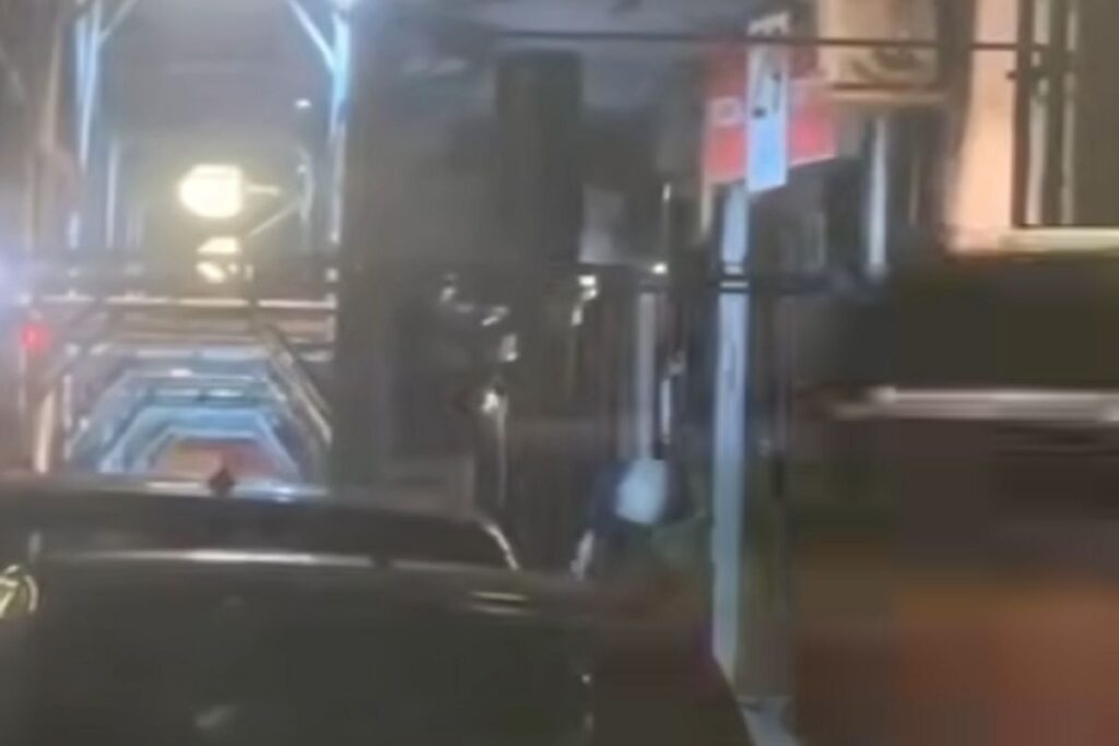 Il video dell'uomo col machete e il volto incappucciato stile KKK che distrugge la vetrina di un parrucchiere