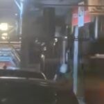 Il video dell'uomo col machete e il volto incappucciato stile KKK che distrugge la vetrina di un parrucchiere