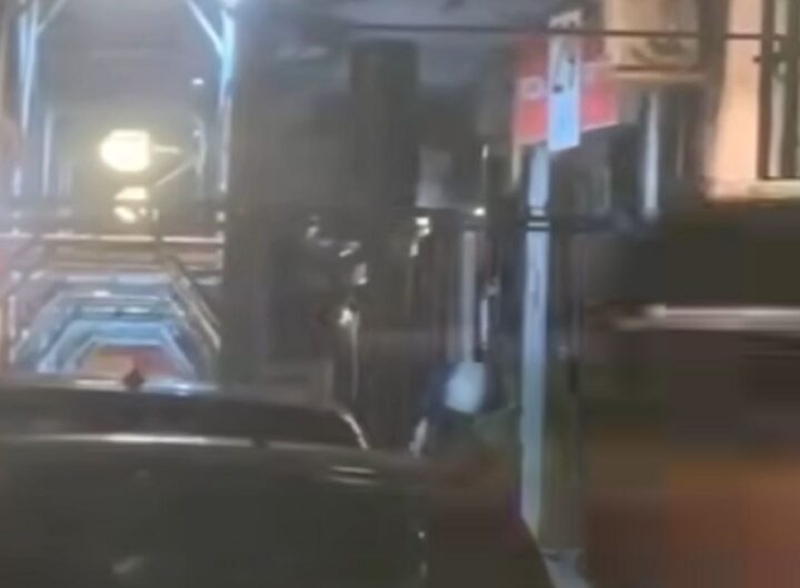 Il video dell'uomo col machete e il volto incappucciato stile KKK che distrugge la vetrina di un parrucchiere