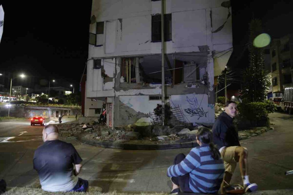 Gente in strada a Pereira dopo la scossa di terremoto