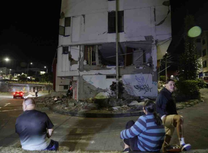 Gente in strada a Pereira dopo la scossa di terremoto
