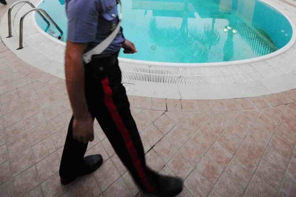 Carabinieri a bordo piscina
