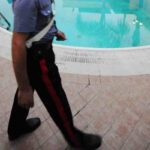 Carabinieri a bordo piscina