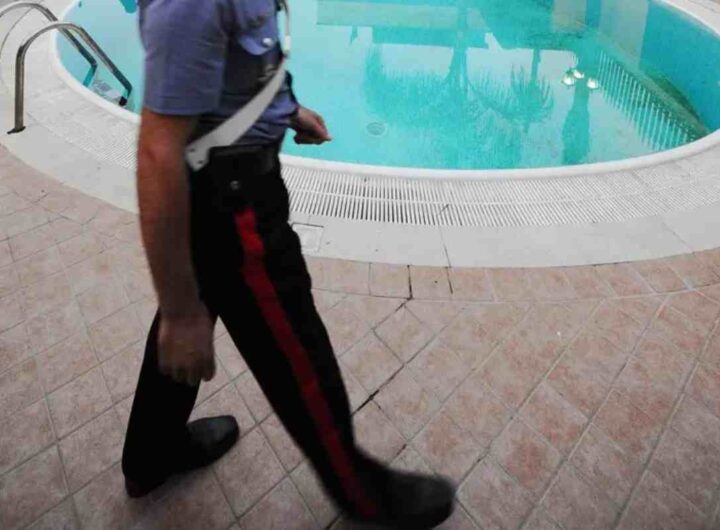 Carabinieri a bordo piscina