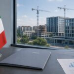 Cartella con la scritta PNRR su una scrivania, accanto alle bandiere italiana ed europea, con edifici e cantieri sullo sfondo.