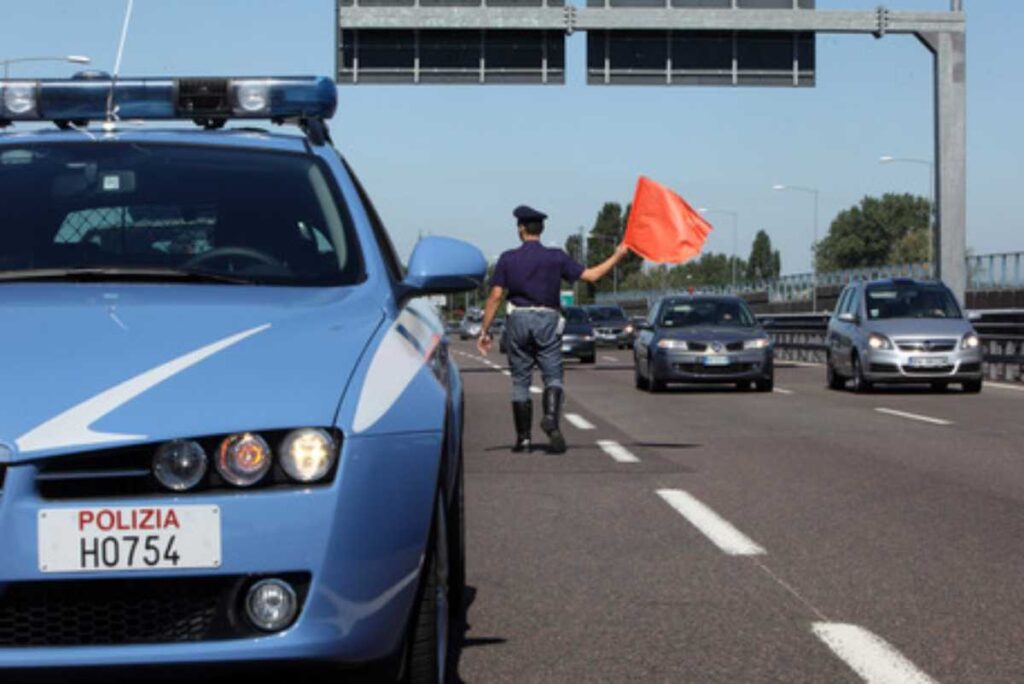 Prova a rapire tre bambini, uno seduto in un seggiolino in macchina. Denunciata