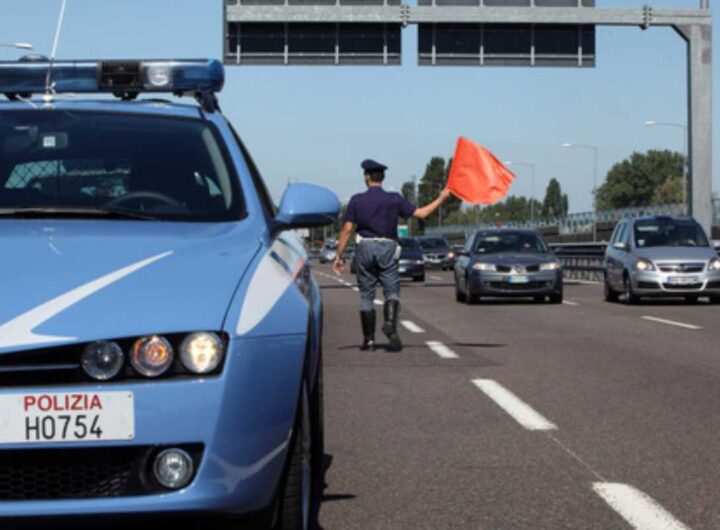Prova a rapire tre bambini, uno seduto in un seggiolino in macchina. Denunciata