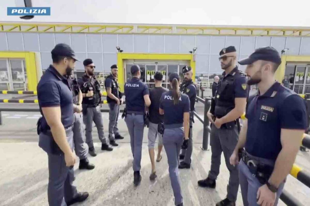 I primi casi di migranti espulsi dall'Italia con le nuove regole europee: in 23 rimpatriati in Egitto