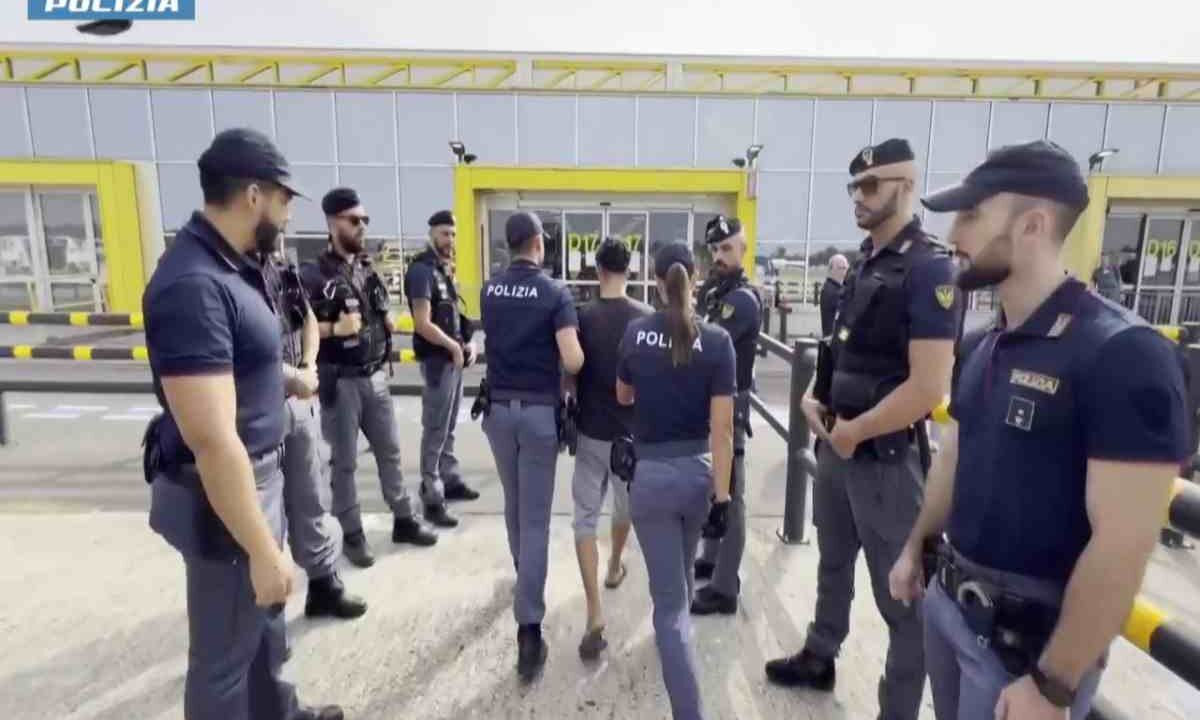 I primi casi di migranti espulsi dall'Italia con le nuove regole europee: in 23 rimpatriati in Egitto