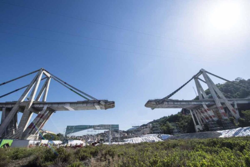 Il ponte Morandi dopo il crollo