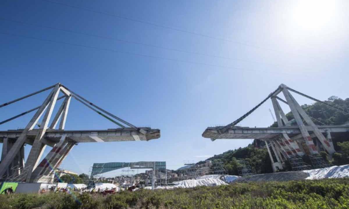 Il ponte Morandi dopo il crollo