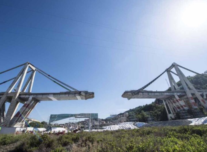 Il ponte Morandi dopo il crollo