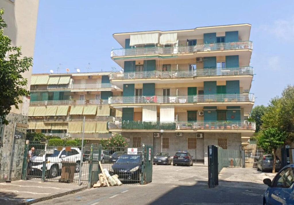 L'esterno dell'edificio a Portici (Napoli) dove i cadaveri di un uomo e di una donna sono stati rinvenuti in un appartamento