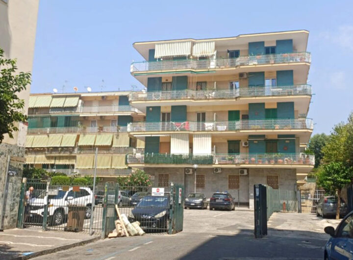 L'esterno dell'edificio a Portici (Napoli) dove i cadaveri di un uomo e di una donna sono stati rinvenuti in un appartamento