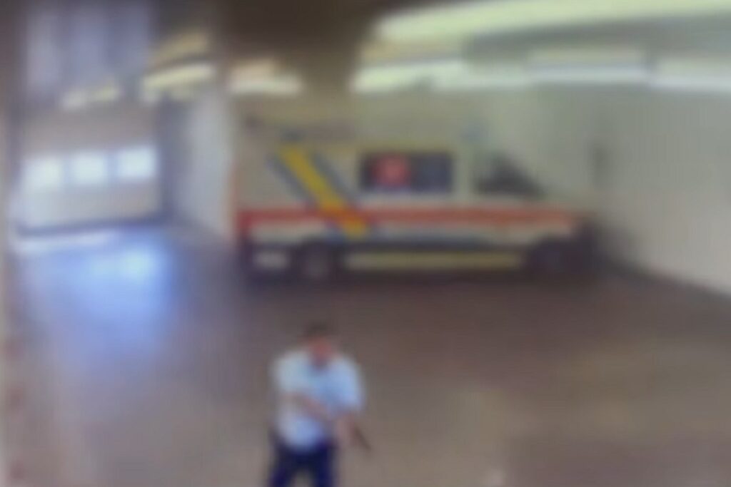 Il video dell'agente della Penitenziaria che spara ad detenuto in fuga. Il collega lo scarica: "Io non l'avrei fatto"