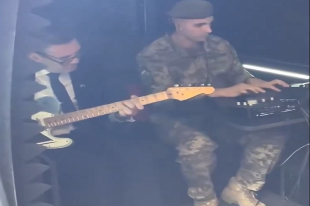 premier britannico Andy Burnham che a Kiev suona gli Smiths con un soldato ucraino