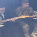 premier britannico Andy Burnham che a Kiev suona gli Smiths con un soldato ucraino