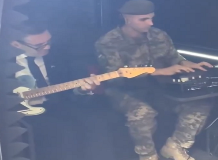 premier britannico Andy Burnham che a Kiev suona gli Smiths con un soldato ucraino
