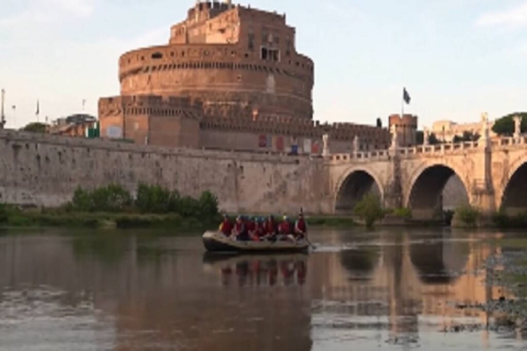 Il video dei turisti che a Roma fanno rafting sul Tevere
