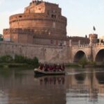 Il video dei turisti che a Roma fanno rafting sul Tevere