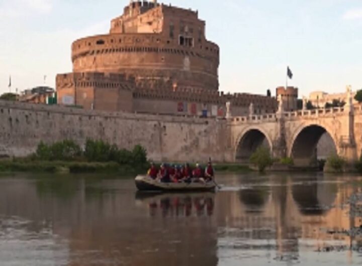 Il video dei turisti che a Roma fanno rafting sul Tevere