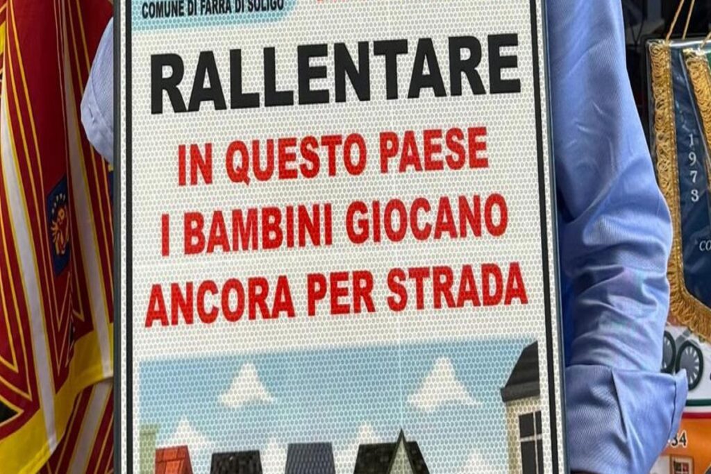 "In questo paese i bambini giocano ancora per strada", i cartelli del comune di Farra di Soligo