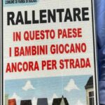 "In questo paese i bambini giocano ancora per strada", i cartelli del comune di Farra di Soligo