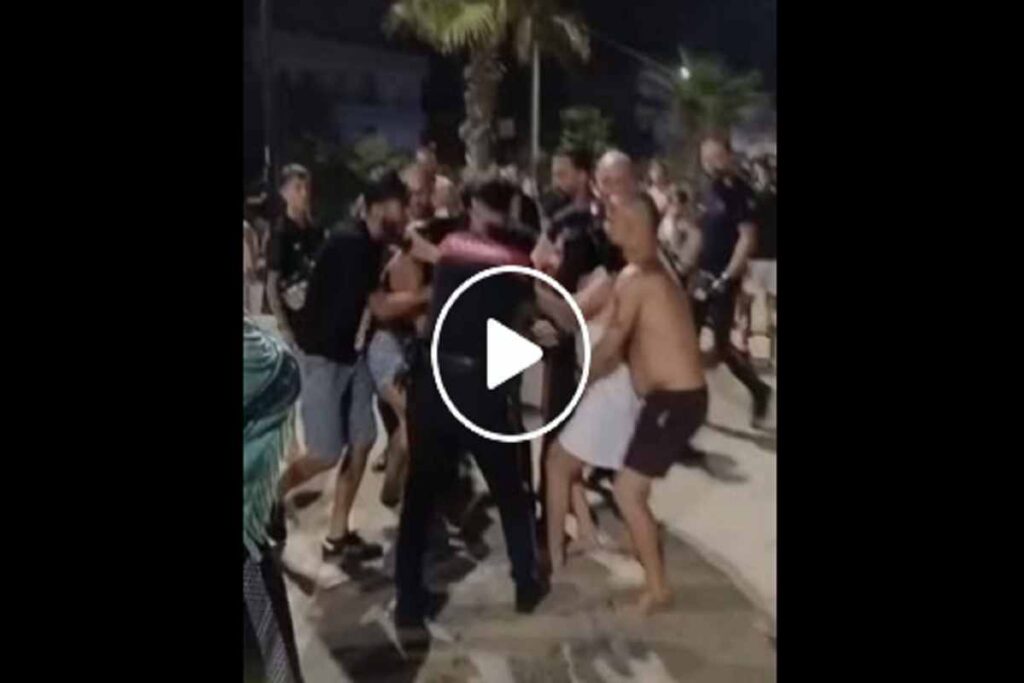 Coltellate e sedie che volano, il video della megarissa scoppiata in spiaggia a Ferragosto a Mondragone