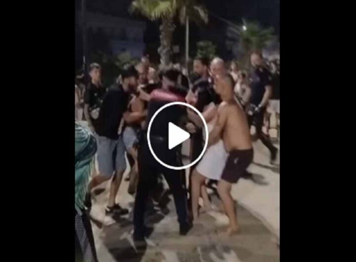 Coltellate e sedie che volano, il video della megarissa scoppiata in spiaggia a Ferragosto a Mondragone