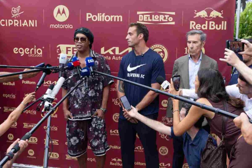 Tutti pazzi per Ronaldinho neo acquisto del Ravenna (serie C). La stella brasiliana 46enne accolta da migliaia di tifosi