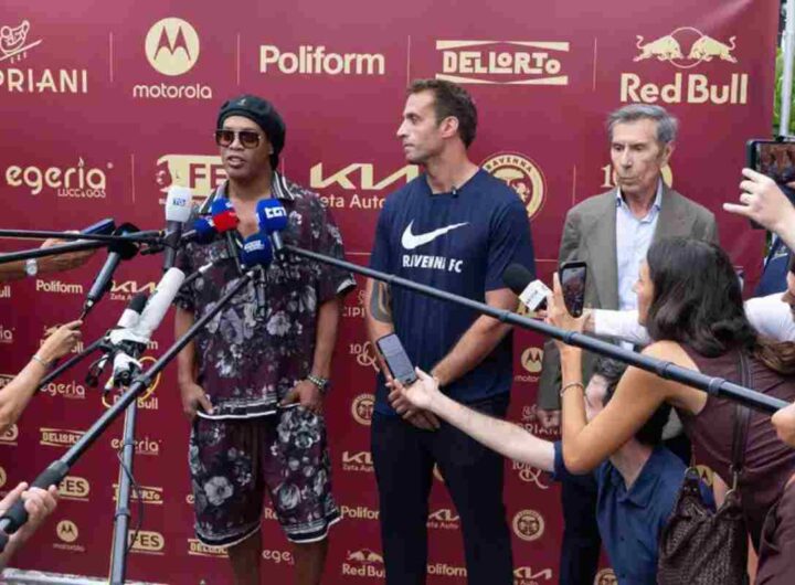 Tutti pazzi per Ronaldinho neo acquisto del Ravenna (serie C). La stella brasiliana 46enne accolta da migliaia di tifosi
