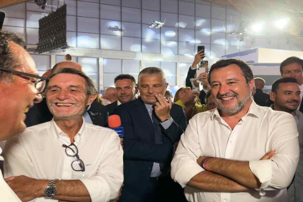 Sorrisi di circostanza al meeting di Rimini tra Salvini e Fontana 