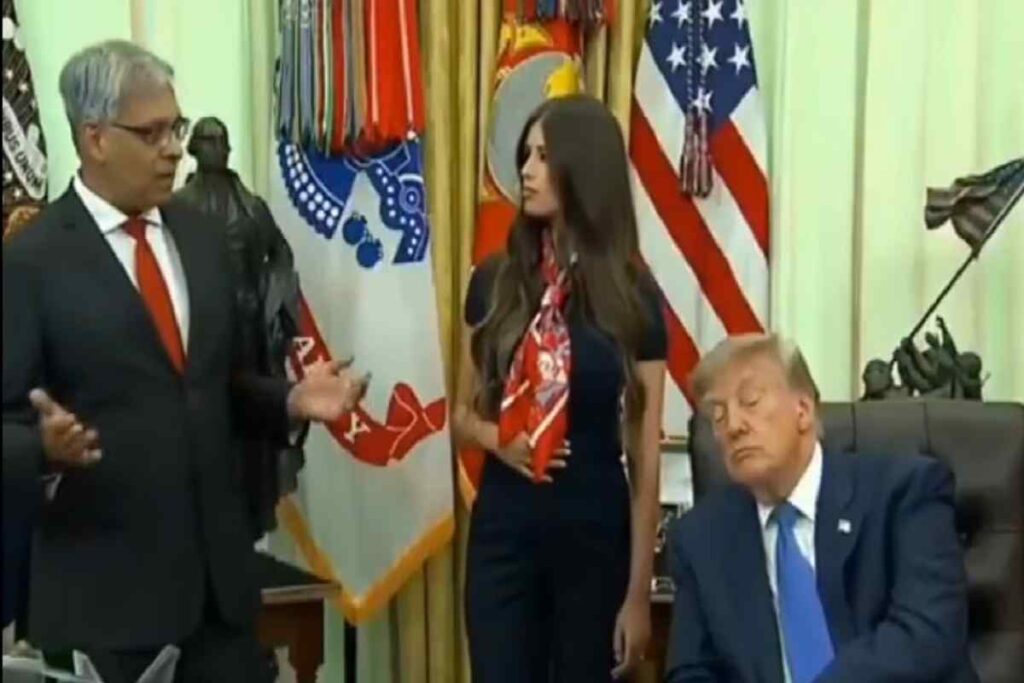Il video di Trump che si appisola nello Studio Ovale: "La sua collaboratrice lo sveglia con la scossa"