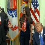 Il video di Trump che si appisola nello Studio Ovale: "La sua collaboratrice lo sveglia con la scossa"