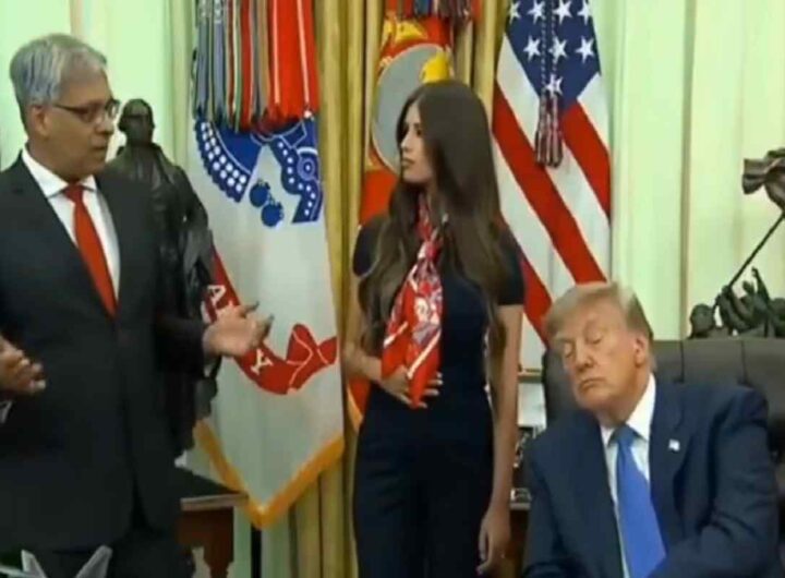 Il video di Trump che si appisola nello Studio Ovale: "La sua collaboratrice lo sveglia con la scossa"