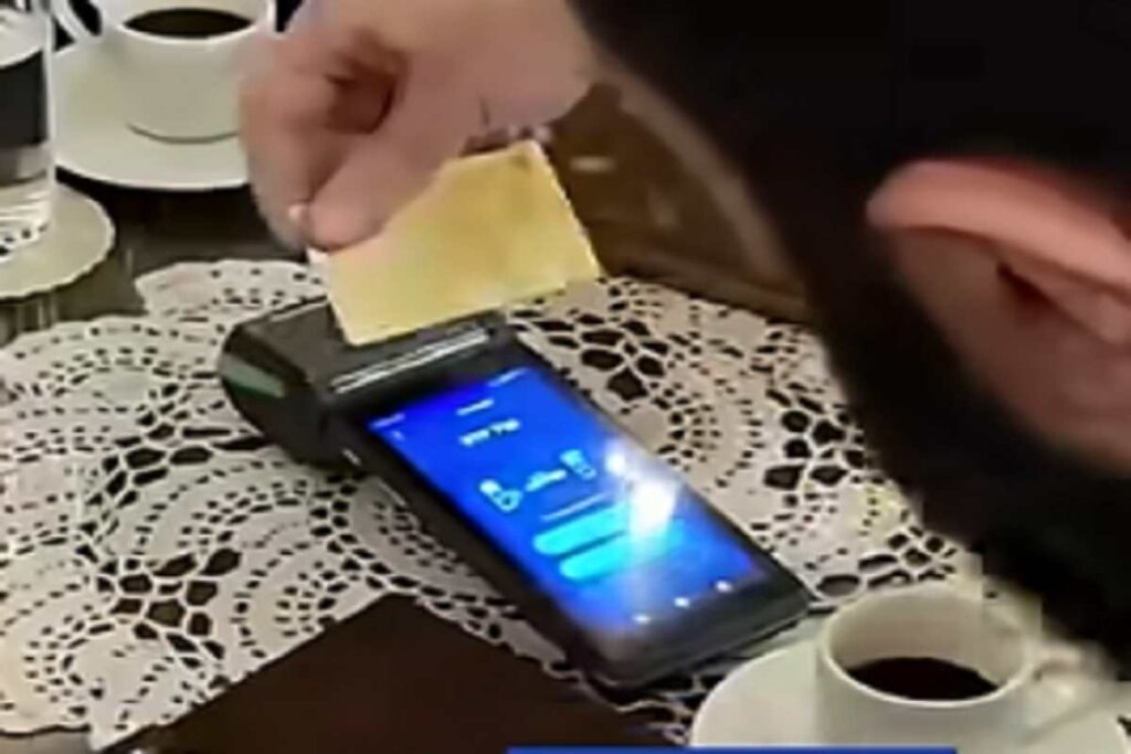Il video del presidente siriano che festeggia la fine delle restrizioni Usa pagando il caffè con la Visa