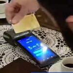 Il video del presidente siriano che festeggia la fine delle restrizioni Usa pagando il caffè con la Visa