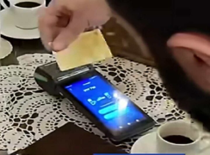 Il video del presidente siriano che festeggia la fine delle restrizioni Usa pagando il caffè con la Visa