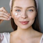 mettere una crema viso