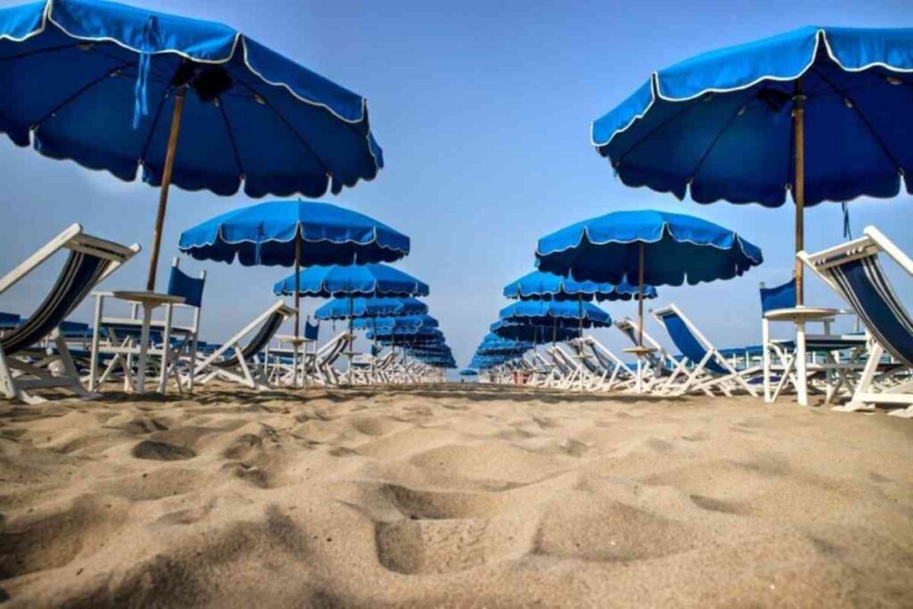 "Il mare è diventato una cosa da ricchi". Il post pubblicato da Borrelli (AVS) sulle spiagge della costiera
