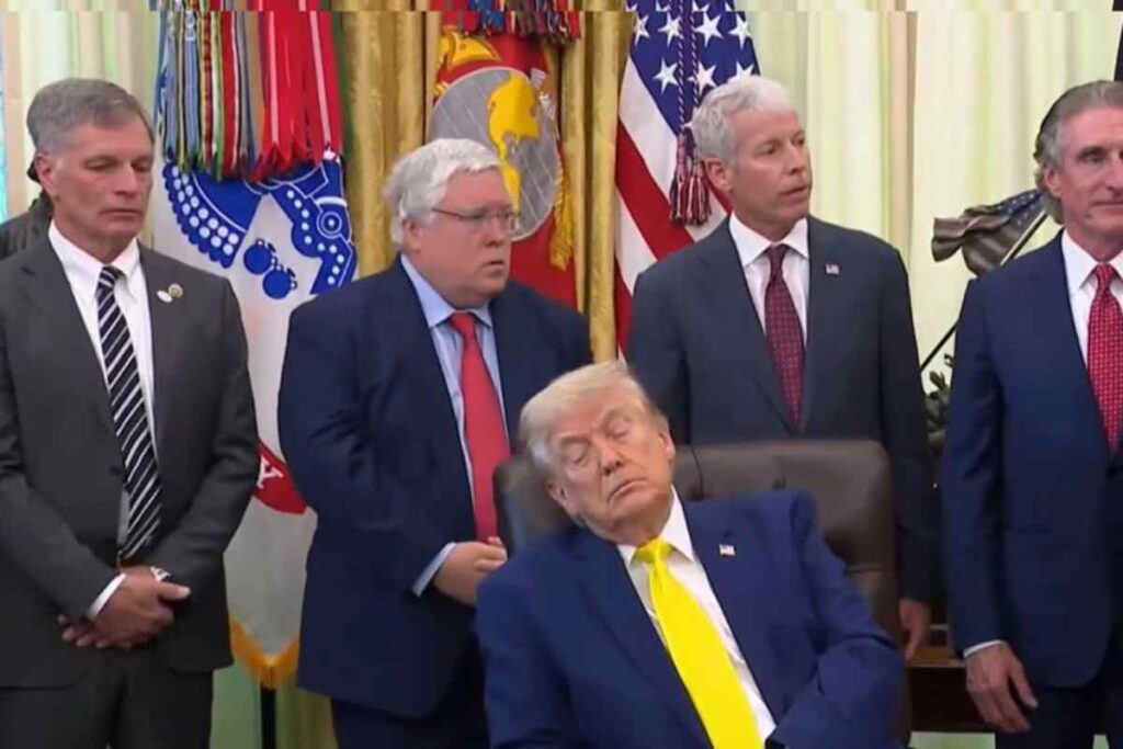 Trump in uno dei suoi tanti pisolini