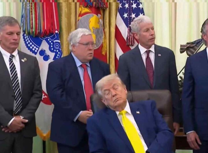 Trump in uno dei suoi tanti pisolini