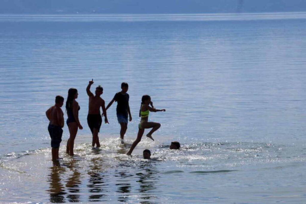 Bambini al mare con i genitori