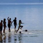 Bambini al mare con i genitori