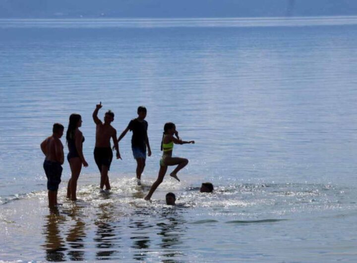 Bambini al mare con i genitori
