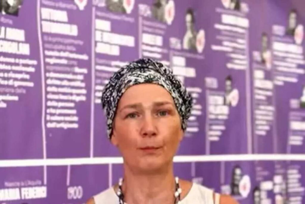 Roberta Vallacchi con il foulard in testa
