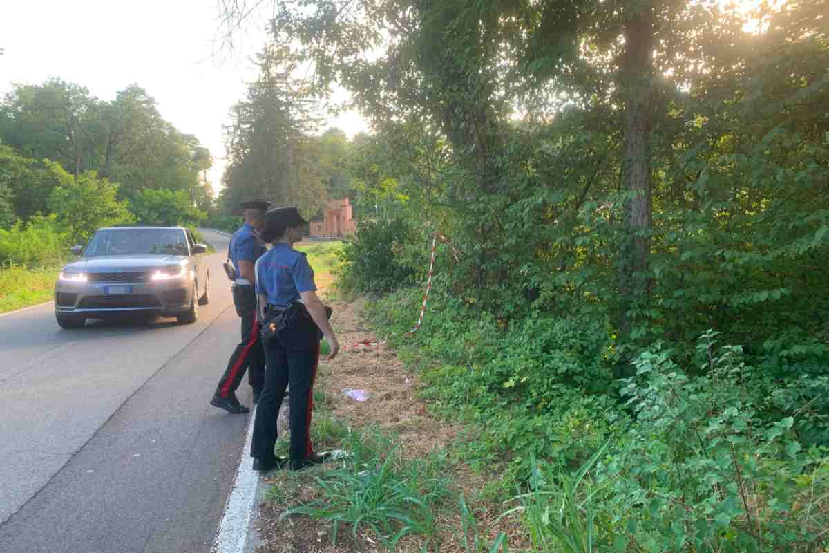 Carabinieri sul posto in cui è stato ucciso un motociclista a Sommo Lombardo