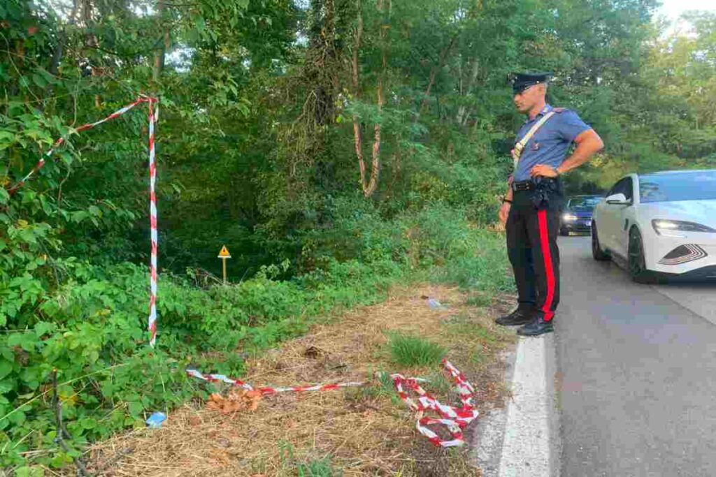 Carabinieri sul posto in cui è stato ucciso un motociclista a Sommo Lombardo