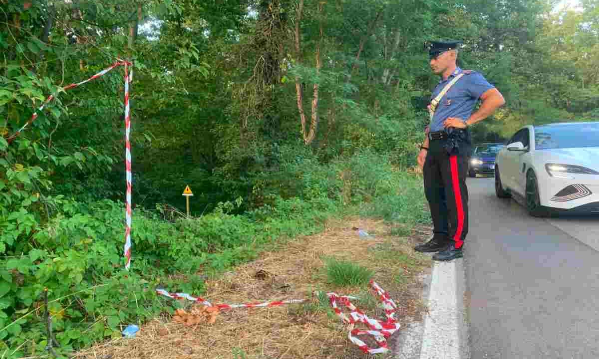 Carabinieri sul posto in cui è stato ucciso un motociclista a Sommo Lombardo