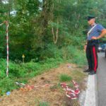 Carabinieri sul posto in cui è stato ucciso un motociclista a Sommo Lombardo
